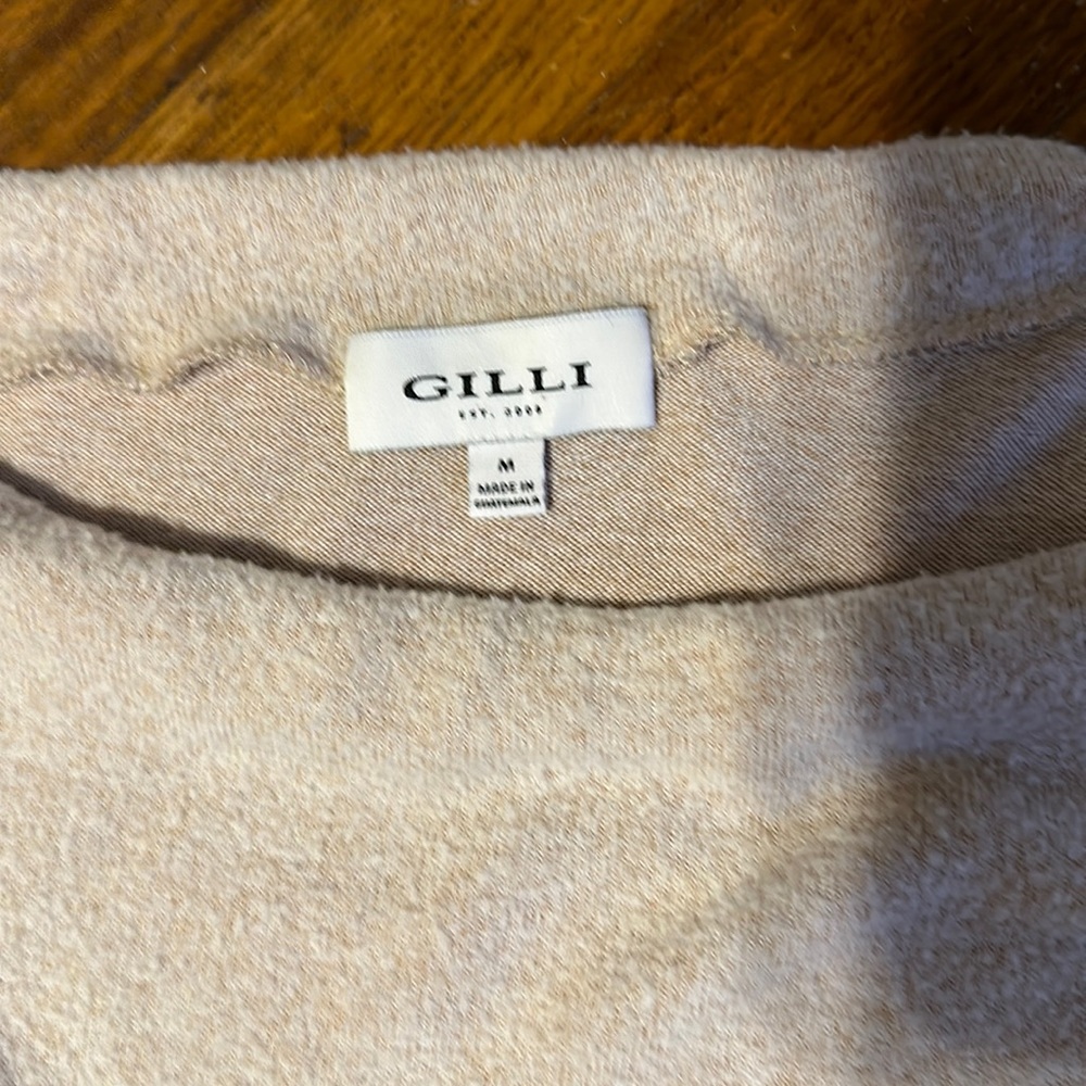 Gilli size medium top with zipper on left shoulder